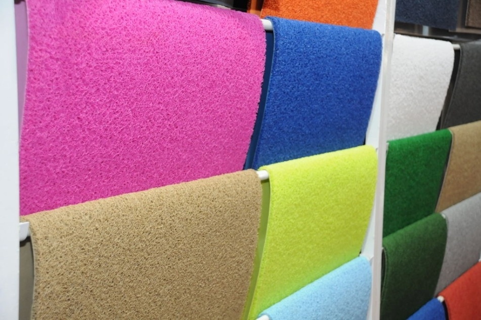 A Kapazi (www.kapazi.com.br) aplicou cores vivas e tons luminosos para rejuvenescer os capachos tradicionais. Os produtos foram expostos na edição 2013 da Texfair Home, Feira Internacional de Produtos Têxteis e Decoração para o Lar, que acontece em Blumenau (SC) - Edson Pelence/ Divulgação