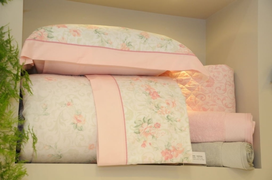 A marca Artex, da Coteminas (www.coteminas.com.br), aposta no romantismo dos padrões florais em cores suaves para as roupas de cama e complementos, como edredons. Os produtos foram expostos na edição 2013 da Texfair Home, Feira Internacional de Produtos Têxteis e Decoração para o Lar, que acontece em Blumenau (SC) - Edson Pelence/ Divulgação