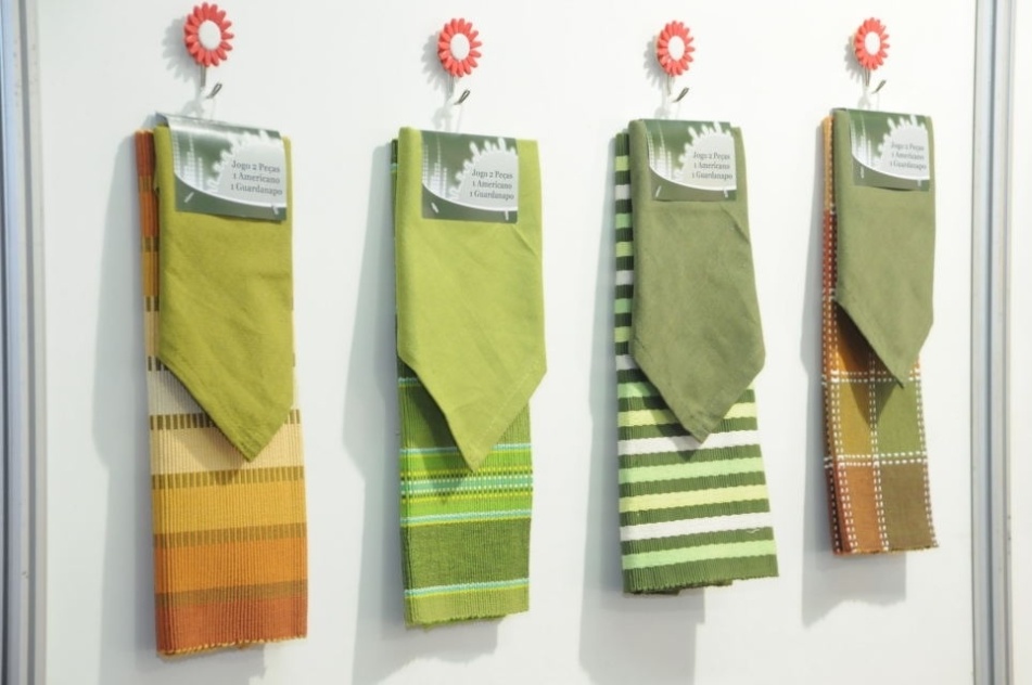 Os jogos americanos da indiana Amber Home (www.fibre2fashion.com/amberhomeindia) combinaram listras, xadrezes e padrões lisos. Os produtos foram expostos na na edição 2013 da Texfair Home, Feira Internacional de Produtos Têxteis e Decoração para o Lar, que acontece em Blumenau (SC) - Edson Pelence/ Divulgação