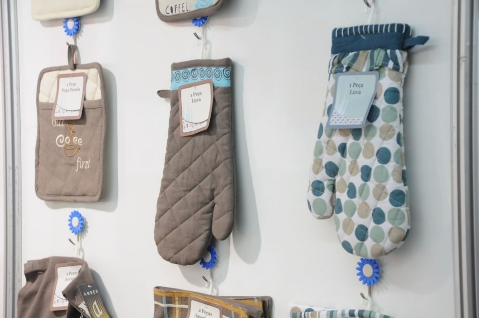A indiana Amber Home (www.fibre2fashion.com/amberhomeindia) apresentou acessórios para cozinha com estampas fofas em base pastel na edição 2013 da Texfair Home, Feira Internacional de Produtos Têxteis e Decoração para o Lar, que acontece em Blumenau (SC) - Edson Pelence/ Divulgação