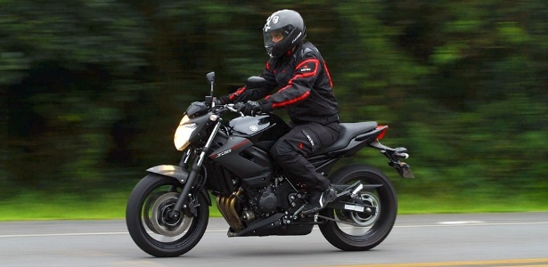 Pilotar uma Yamaha XJ6 N é tarefa fácil, tanto para motociclistas experientes quanto para novatos - Mario Villaescusa/Infomoto