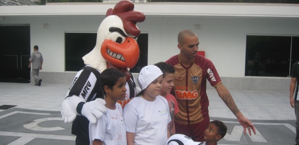 Tardelli, com o mascote do Galo, tira fotos com crianças atendidas pela Fundação Sara  - Bernardo Lacerda/UOL