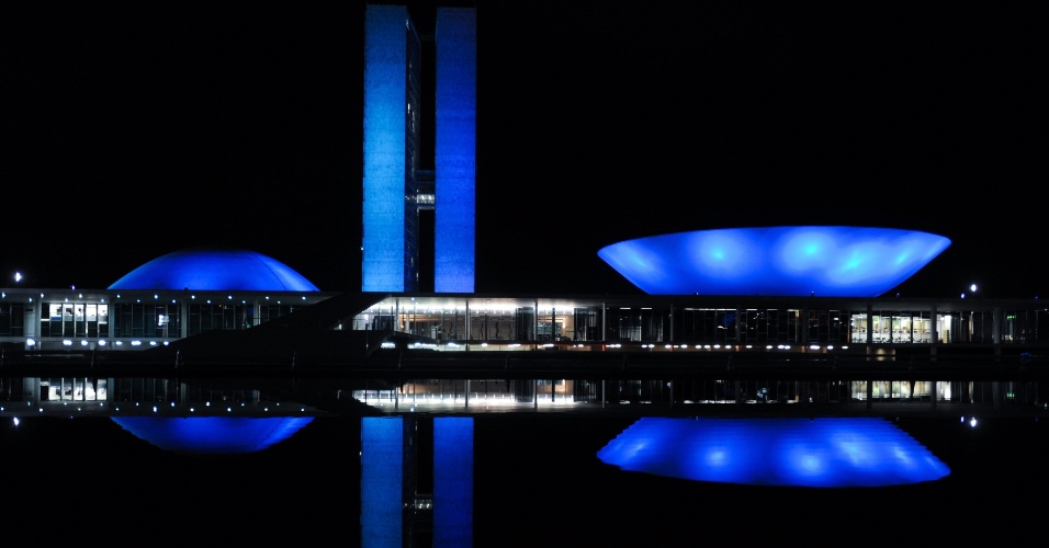 22.mar.2013 - A sede do Congresso Nacional, em Brasília, foi iluminada de azul na noite desta sexta-feira (22) em homangem ao Dia Mundial da Água