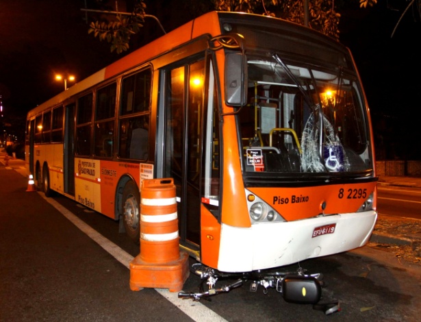 22.mar.2013 - Ciclista é atropelada por ônibus no cruzamento da avenida Rebouças com a rua João Moura, em Pinheiros, zona oeste de São Paulo. Segundo o Corpo de Bombeiros, ela foi socorrida para o Hospital Nove de Julho, na área central