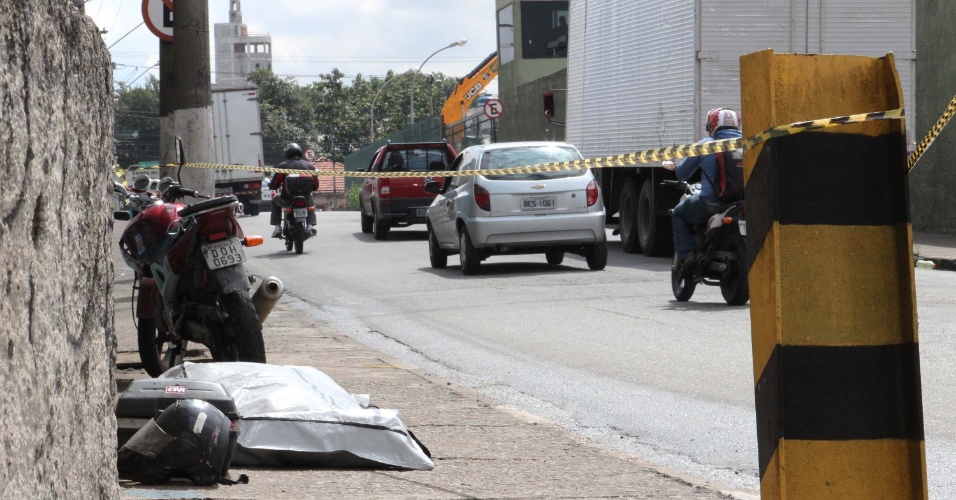 22.mar.2013 - Corpo de motociclista morto após acidente com caminhão aguarda perícia na tarde desta sexta-feira (22), na ponte dos Remédios, sentido rodovia Castello Branco, na zona oeste de São Paulo