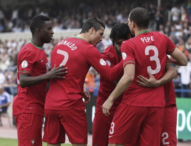 22.mar.2013 - Crisitano Ronaldo, Pepe e outros portugueses comemoram o gol de Bruno Alves, que abriu o placar na partida contra Israel pelas eliminatórias - EFE/Oliver Weiken