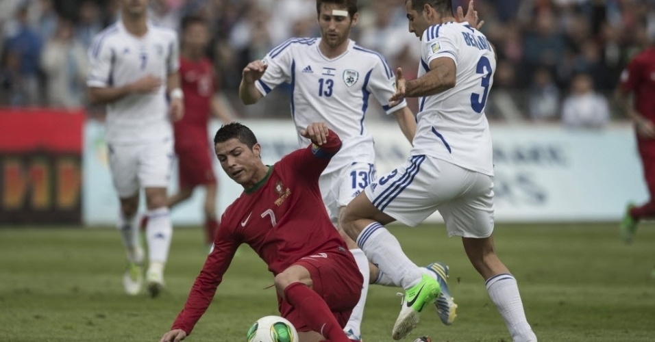 22.mar.2013 - Cristiano Ronaldo tenta jogada para Portugal cercado por dois jogadores de Israel em partida válida pelas eliminatórias europeias - EFE/Oliver Weiken