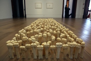 Detalhe da obra "Marmore Americano", feita com ossos de boi pela artista colombiana María Fernanda Cardoso, parte da exposição da Casa Daros, que inaugura uma sucursal no Rio de Janeiro. A mostra é formada por 75 obras de dez artistas colombianos atuais. - EFE/Marcelo Sayão