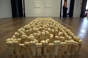 Detalhe da obra "Marmore Americano", feita com ossos de boi pela artista colombiana María Fernanda Cardoso, parte da exposição da Casa Daros, que inaugura uma sucursal no Rio de Janeiro. A mostra é formada por 75 obras de dez artistas colombianos atuais. - EFE/Marcelo Sayão