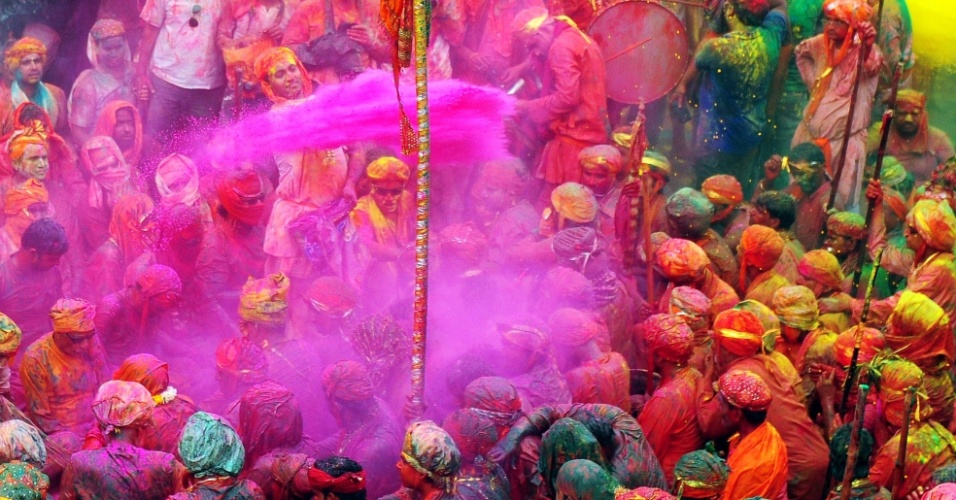 22.mar.2013 - Devotos hindus participam nesta sexta (22) dos rituais do festival Holi Lathmar, no templo Nandji, em Nandgaon, na Índia, uma festividade local que antecede o dia nacional "Holi", que será celebrado em 27 de março