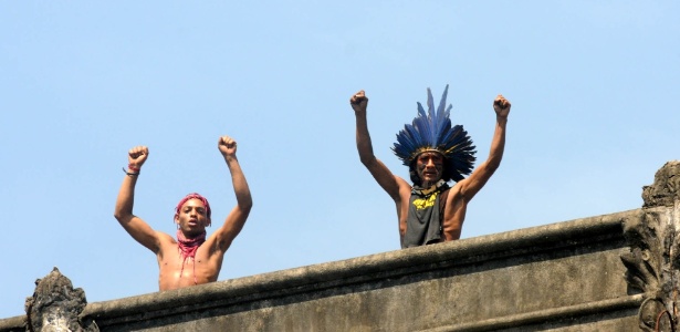 A reintegração de posse do terreno no qual funcionava o antigo Museu do Índio, ao lado do estádio do Maracanã, foi marcada por confronto entre policiais militares, indígenas e manifestantes - André Durão/UOL