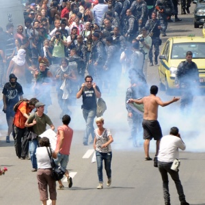 A PM lançou bombas de gás lacrimogênio durante protesto contra a reintegração de posse de terreno onde funcionava o antigo Museu do Índio - Vanderlei Almeida/AFP