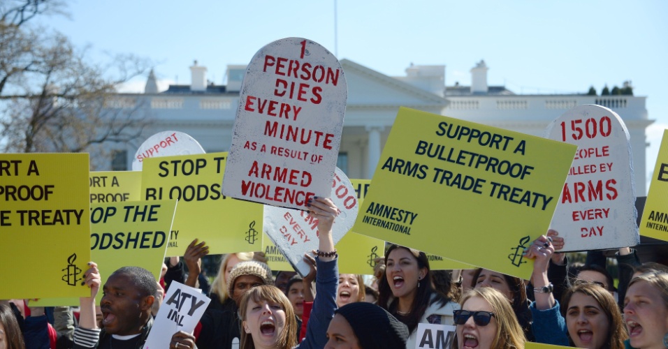 22.mar.2013 - Membros da Anistia Internacional protestam em frente à Casa Branca, em Washington, Estados Unidos, contra o apoio do governo ao Tratado de Comércio de Armas global