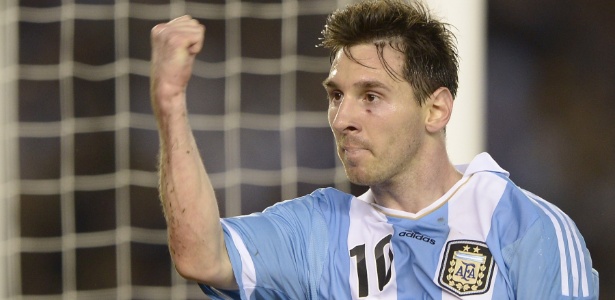Messi comemora gol marcado de pênalti contra a Venezuela, o segundo da Argentina na partida