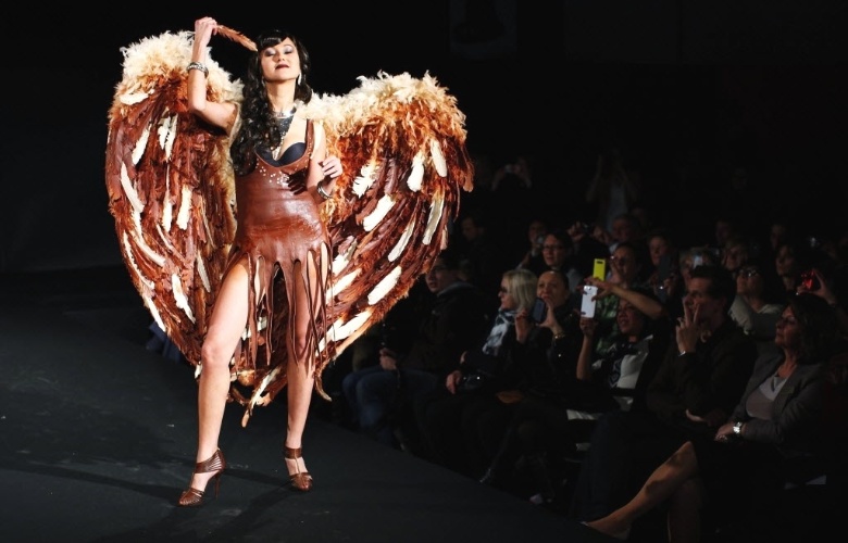 22.mar.2013 - Modelo apresenta vestido em vários tons de chocolate na 2ª edição so Salão de Chocolate de Zurique, na Suíça