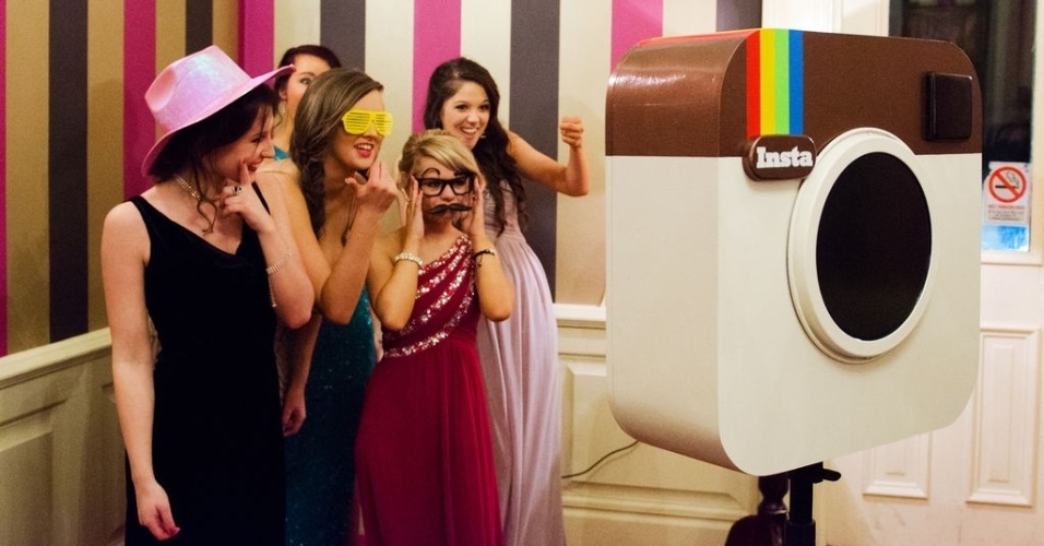22.mar.2013 - O fotógrafo irlandês Alexander Morris, 19, após ser contratado para trabalhar em um baile de formatura, decidiu criar uma cabine fotográfica, cujo design lembra o do logotipo do Instagram. A cabine conta com uma câmera profissional dentro (uma Nikon D3200), um botão que tira foto após determinado tempo e um monitor na parte da frente que mostra o enquadramento da cena. Segundo Morris, que descreveu todo o processo de construção da cabine no site instructables.com, levou 11 semanas para terminar o projeto. As imagens captadas são vendidas no site do fotógrafo