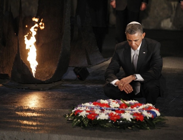 22.mar.2013 - O presidente dos Estados Unidos, Barack Obama, deposita uma coroa de flores no hall da recordação durante sua visita ao Memorial do Holocausto, em Jerusalém. É o último dia da viagem de Obama a Israel e aos territórios palestinos