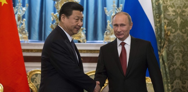 O presidente russo, Vladimir Putin (à dir.), e o presidente chinês, Xi Jinping, se reuniram no Kremlin, sede do governo russo, em Moscou, em 22 de março - Alexander Zemlianichenko/EFE