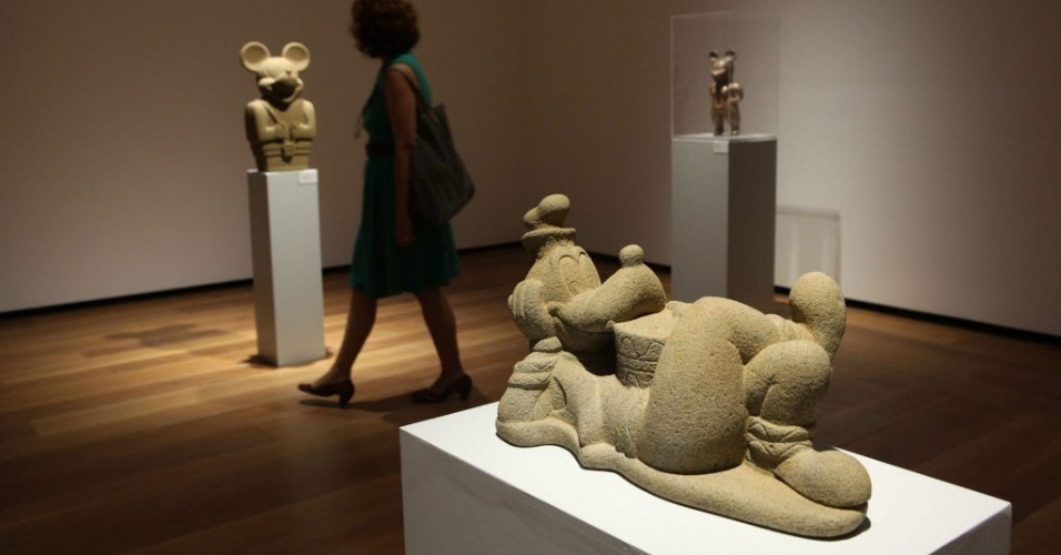 22.mar.2013 - Obras do artista colombiano Nadín Ospina que fazem parte da exposição "Cantos Contos Colombianos". A partir deste sábado (23), a sede no Rio de Janeiro da Casa Daros exibe 75 obras de dez artistas colombianos da atualidade. - EFE/Marcelo Sayão