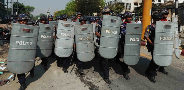 Policiais fazem pelotão na cidade de Meiktila, região central de Mianmar, para conter confrontos religiosos entre budistas e muçulmanos - 22.mar.2013 - Soe Than Win/AFP