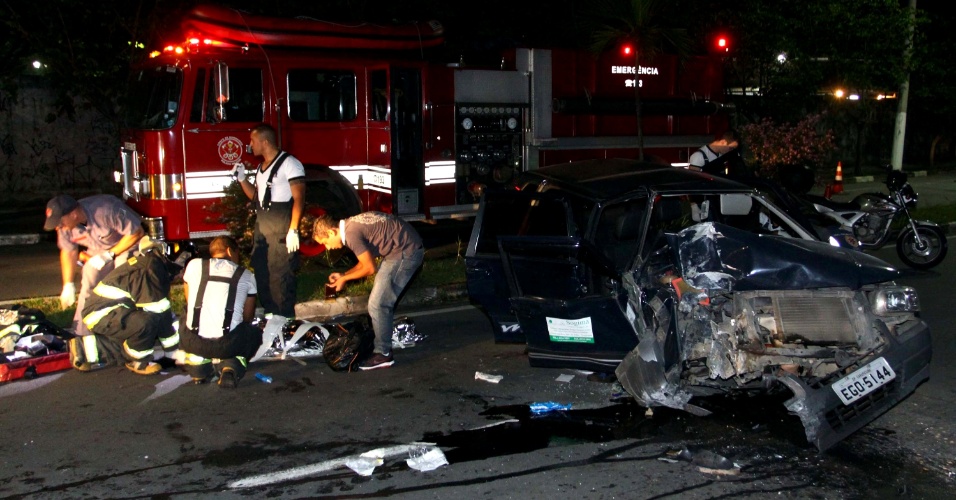22.mar.2013 - Quatro pessoas ficaram feridas em grave acidente envolvendo um carro que bateu contra poste na rua da Estação, em Osasco (Grande São Paulo)
