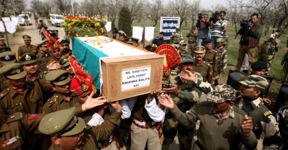 22.mar.2013 - Soldados das forças de segurança de fronteira carregam caixão com corpo do colega Kishan Kalita durante seu enterro em Srinagar (Índia). O soldado morreu e outros dois ficaram feridos em emboscada na localidade de Nowgam, em Srinagar