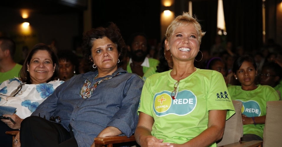 22.mar.2013 -A ministra do Meio Ambiente, Izabella Teixeira, prestigiou o lançamento da "Rede + Criança", criada por Xuxa. O projeto é a primeira rede infantil de sustentabilidade do Brasil