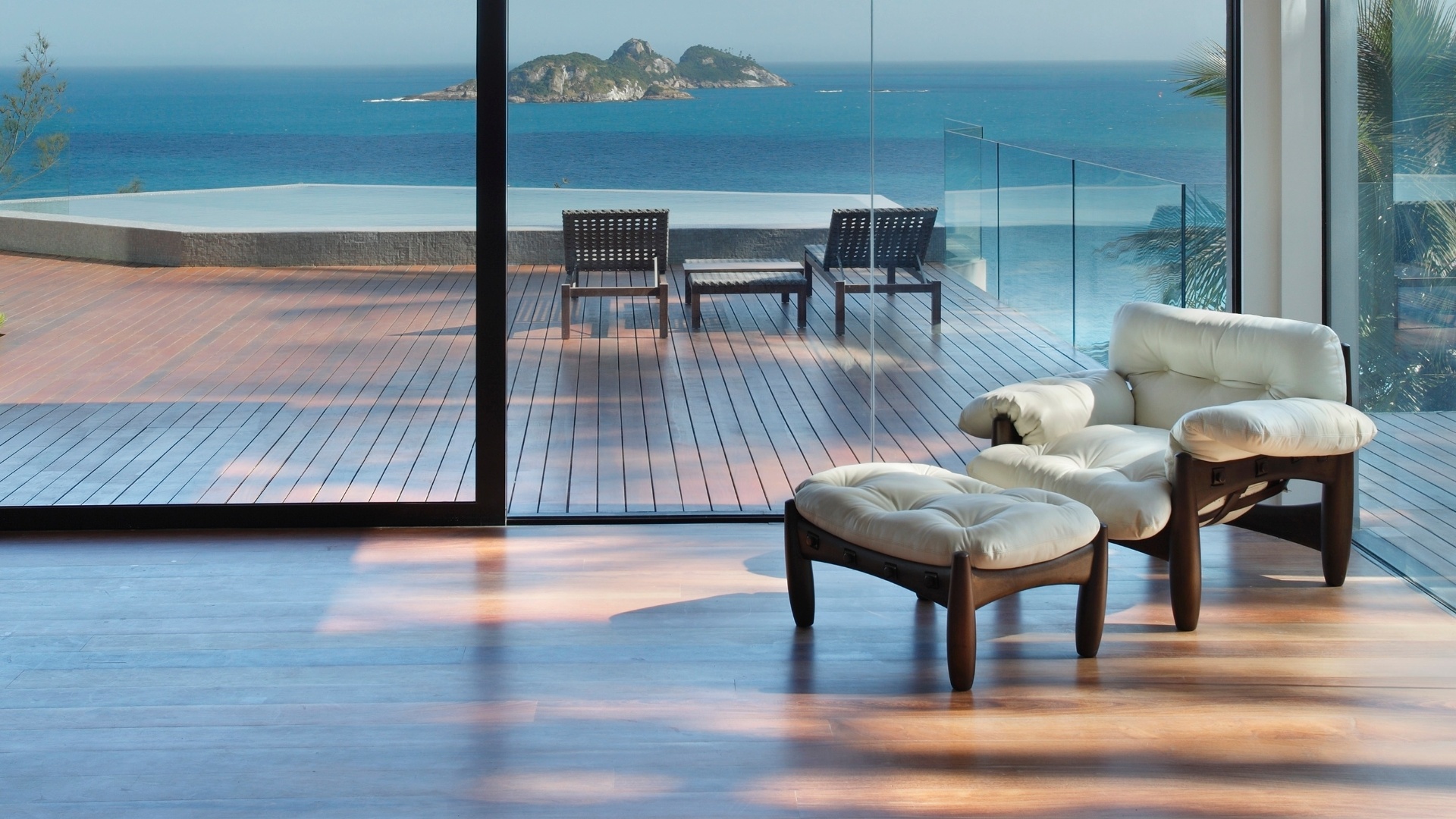 Além da belíssima paisagem, a Casa do Joá, com reforma projetada pelo escritório House in Rio, apresenta decoração minimalista, com poucos móveis. Por exemplo, na sala de estar, a poltrona Mole, de Sergio Rodrigues, se destaca no "vazio" dominado pela bela paisagem da praia da Joatinga, no Rio de Janeiro - Denilson Machado/ MCA Studio/ Divulgação