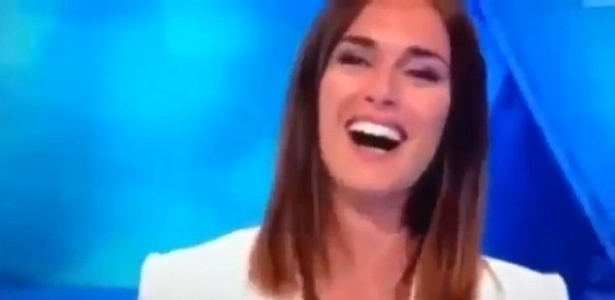 Anna Billò sorri ao recebe o pedido de casamento de Leonardo, durante transmissão ao vivo do sorteio da Liga dos Campeões - Reprodução