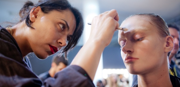 Fabiana Gomes (acima) e outros super maquiadores que passaram pelo SPFW dão as dicas para conseguir um efeito profissional na maquiagem do dia a dia - Patrícia Araújo/UOL