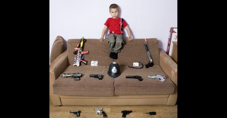 Fotógrafo italiano Gabriele Galimberti fez imagens de crianças com seus brinquedos. O projeto "Toy Stories" mostra como os objetos refletem o ambiente dos pequenos - Gabriele Galimberti/www.instituteartist.com