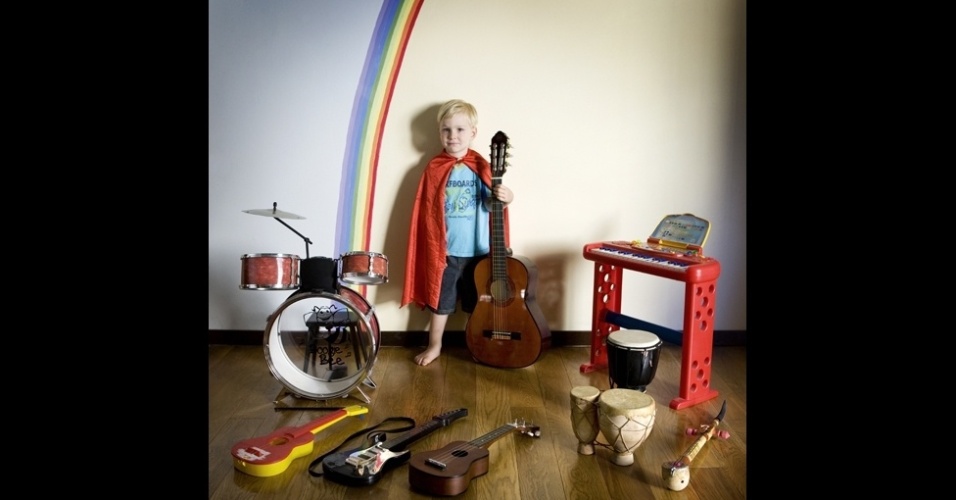Fotógrafo italiano Gabriele Galimberti fez imagens de crianças com seus brinquedos. O projeto "Toy Stories" mostra como os objetos refletem o ambiente dos pequenos - Gabriele Galimberti/www.instituteartist.com