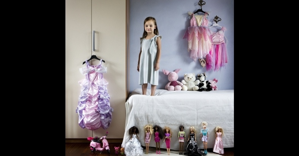 Fotógrafo italiano Gabriele Galimberti fez imagens de crianças com seus brinquedos. O projeto "Toy Stories" mostra como os objetos refletem o ambiente dos pequenos - Gabriele Galimberti/www.instituteartist.com