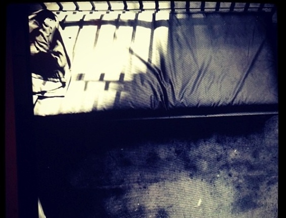 Madonna fez mistério sobre o novo projeto e escreveu no Instagram: "Todo mundo vive em uma prisão. De uma maneira ou de outra. Mas há esperança... um jeito de escapar #Secretproject" - Reprodução