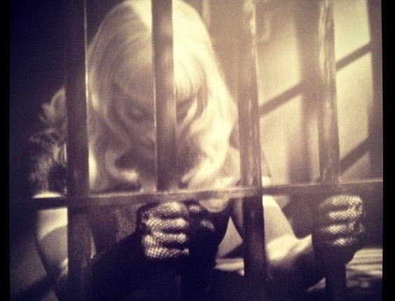 Madonna nos bastidores da produção "Secret Project", misterioso projeto de seu fotógrafo favorito, Steven Klein; a cantora postou a foto no Instagram - Reprodução