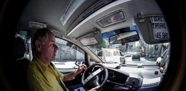 Osvaldo dos Santos é taxista há 16 anos e há três anos treina inglês com os passageiros - Leandro Moraes/UOL