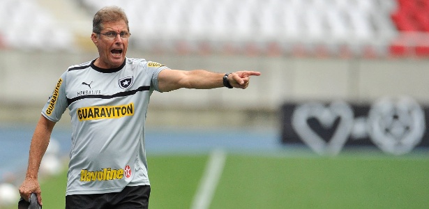 Oswaldo de Oliveira terá maratona pelo Botafogo nos próximos dias - Fernando Soutello/AGIF
