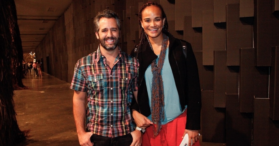 22.mar.2013 - A cantora Luciana Mello confere os desfiles da São Paulo Fashion Week com o marido