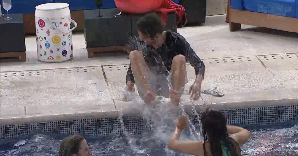 22.mar.2013 - Andressa e Fernanda jogam água em Nasser para ele entrar na piscina. Brother fica preocupado com microfone