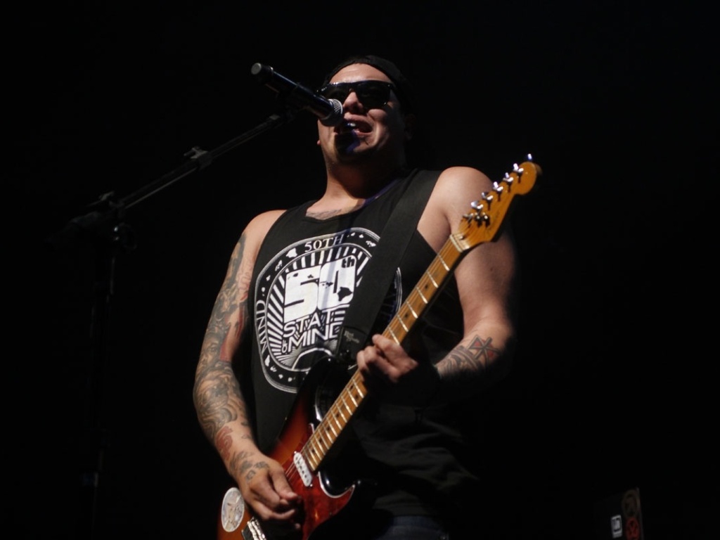 22.mar.2013 - Banda Sublime with Rome se apresenta no HSBC Brasil, em São Paulo. O grupo, resultado de uma parceria de Eric Wilson (ex-Sublime) com o guitarrista Rome Ramirez, ainda vai passar por Curitiba, Belo Horizonte, Florianópolis e Vitória - Taiz Dering/Divulgação