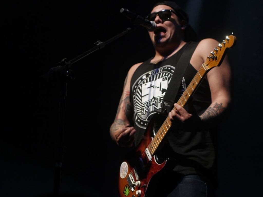 22.mar.2013 - Banda Sublime with Rome se apresenta no HSBC Brasil, em São Paulo. O grupo, resultado de uma parceria de Eric Wilson (ex-Sublime) com o guitarrista Rome Ramirez, ainda vai passar por Curitiba, Belo Horizonte, Florianópolis e Vitória - Taiz Dering/Divulgação