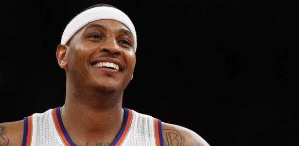 Carmelo Anthony dá risada após jogada do New York Knicks contra o Toronto Raptors - REUTERS/Adam Hunger