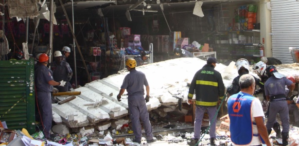 23.mar.2013 - Teto desaba em loja no centro de Carapicuíba, na Grande São Paulo - Marcos Bezerra/Futura Press