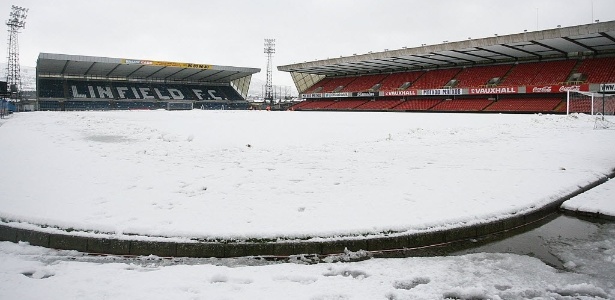 Grande quantidade de neve no gramado do Windsor Park,em Belfast, adiou a partida mais uma vez