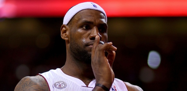 LeBron James pede silêncio após acertar cesta durante a partida entre Miami Heat e Detroit Pistons - Mike Ehrmann/Getty Images/AFP