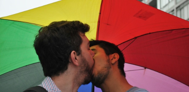 Manifestantes se beijam durante ato realizado neste sábado (23) na avenida Paulista, centro de São Paulo, contra o pastor Marco Feliciano (PSC-SP) - J. Duran Machfee/Futura Press
