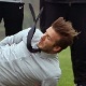 David Beckham escorrega ao tentar chutar a bola e cai no gramado durante evento beneficente em Wuham, na China - AFP Photo