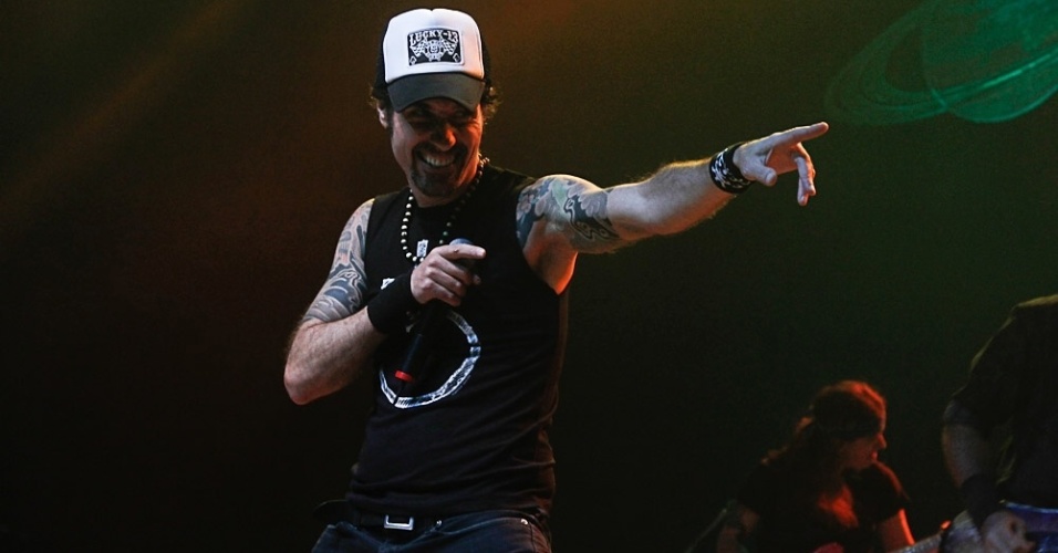 23.mar.2013 - Capital Inicial faz show para promover o disco "Saturno", no Credicard Hall, em São Paulo - Amauri Nehn/AgNews