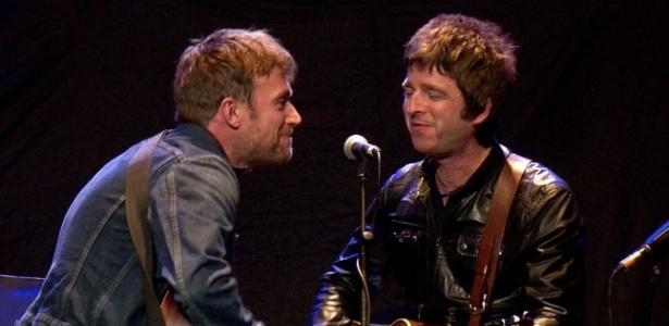 23.mar.2013 - Damon Albarn, do Blur e Noel Gallagher, ex-Oasis fazem dueto no concerto beneficente Teenage Cancer Trust, em Londres - BBC