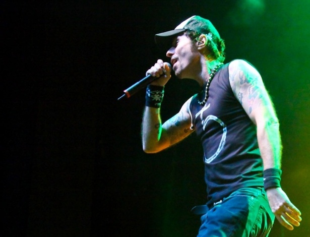 23.mar.2013 - Dinho Ouro Preto faz show no Credicard Hall, em São Paulo, para promover o novo disco do Capital Inicial, "Saturno" - Manuela Scarpa/Foto Rio News